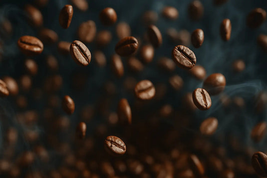 Schwebende Kaffeebohnen mit Dampf, symbolisierend die Suche nach Energie Zellfunktion.