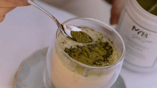 Eine Person gibt MY8 Greens Pulver in ein Getränk, um die Gesundheit zu fördern.