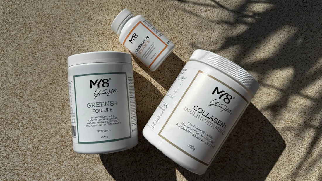 MY8 Nährstoff Synergie – drei Produkte für Gesundheit und Vitalität auf einem sandigen Untergrund.