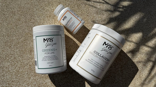 MY8 Nährstoff Synergie – drei Produkte für Gesundheit und Vitalität auf einem sandigen Untergrund.