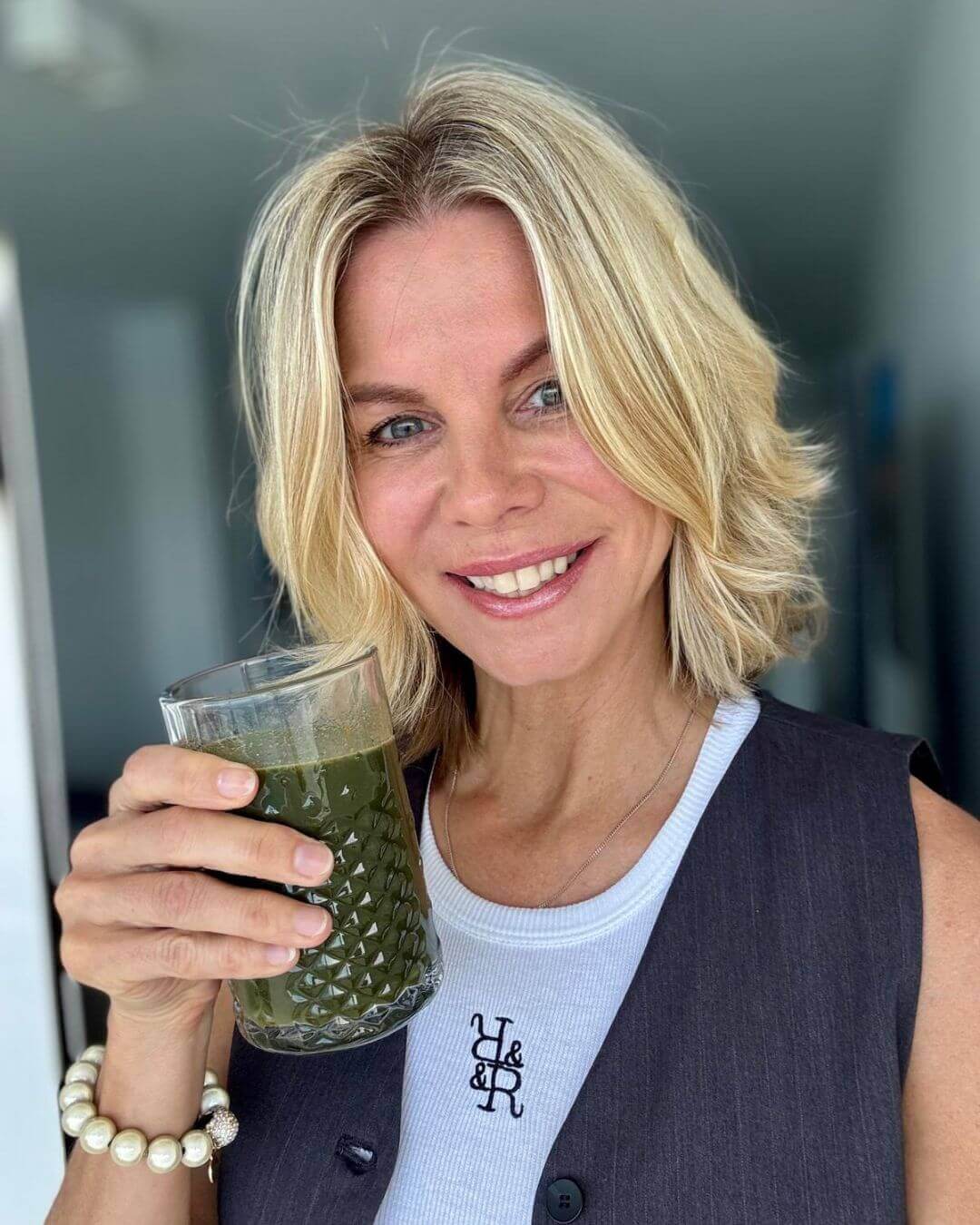 Testimonial Melanie Scheiter mit einem Glas Greens_For_Life_in der hand