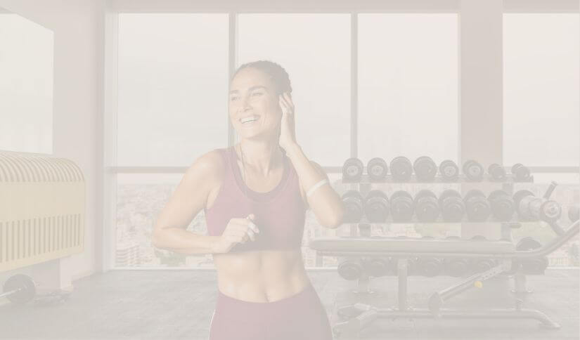 Glueckliche_Frau_im_Fitnesscenter