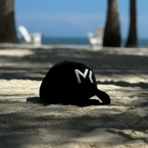 MYHERO Cap Black White am Strand