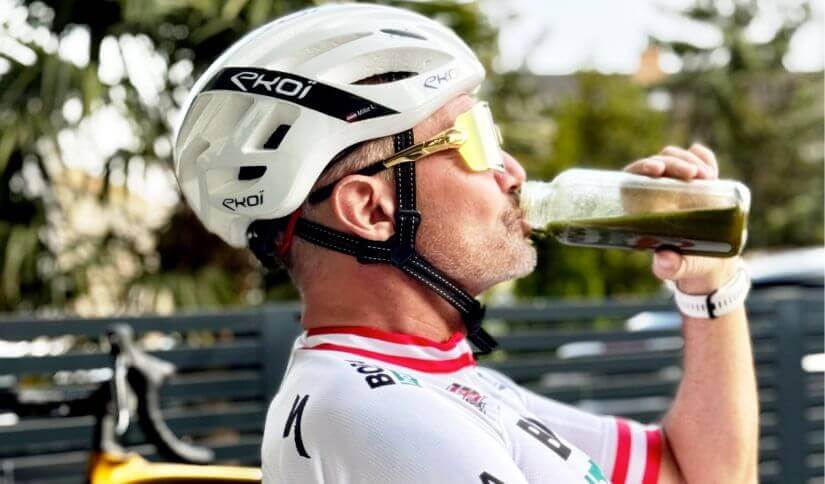 Rennradfahrer_beim_Trinken_von_Greens_For_Life